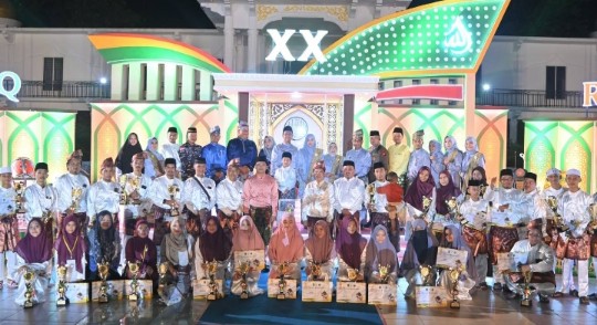 Pemenang qori dan qoriah terbaik MTQ XX Rohil terima hadiah umrah dari Pemkab (foto/afrizal)