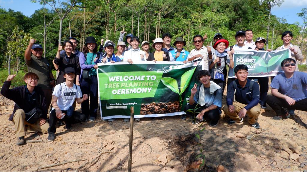 Belantara Foundation bersama APPJ dan APP Sinar Mas serta para pelajar Jepang saat penanaman pohon di Tahura SSH Giam Siak Kecil -Bukit Batu.(foto: istimewa)
