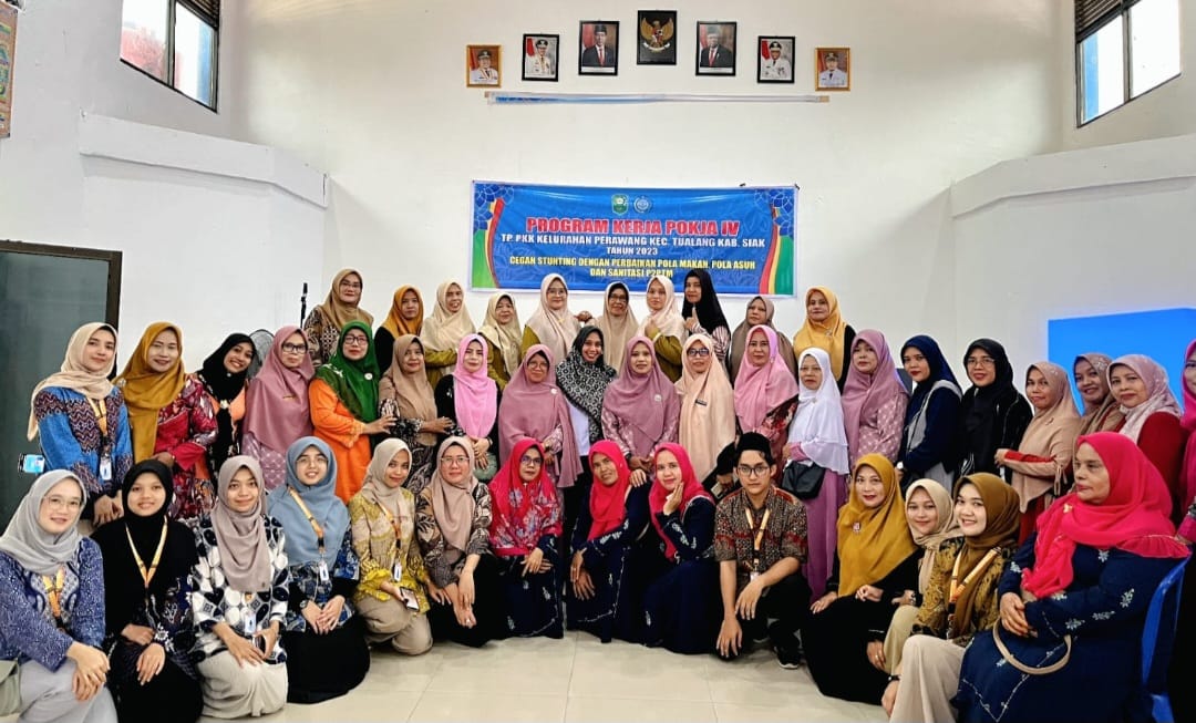 Mahasiswa KKN FKp Unri bersama para kader Posyandu yang menjadi peserta penyuluhan mencegah stunting.(foto: istimewa)