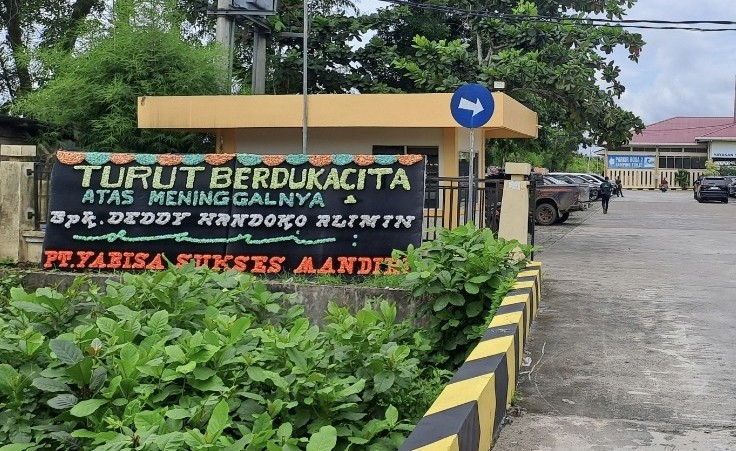 Papan bunga atas meninggalnya Dedi Handoko mulai berdatangan di Rumah Duka Yayasan Sosial Panca Bhakti Abadi di Jalan Yos Sudarso, Pekanbaru (foto/Riki)