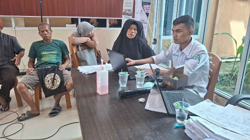 Petugas BPJS Kesehatan Cabang Dumai memberikan penjelasan kepada peserta JKN di Puskesmas Meskom, Kabupaten Bengkalis, dalam kegiatan BPJS Keliling.(foto: istimewa)