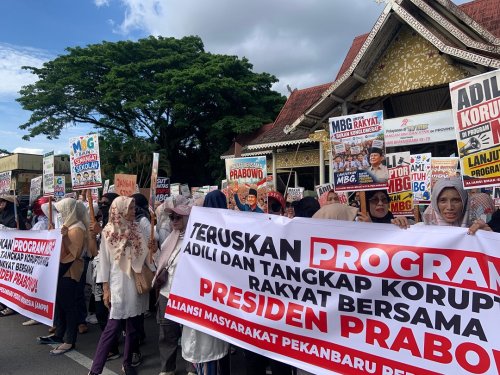 Aksi damai emak-emak di Purna MTQ Pekanbaru minta Prabowo tangkap koruptor MBG.(foto: mimi/halloriau.com)