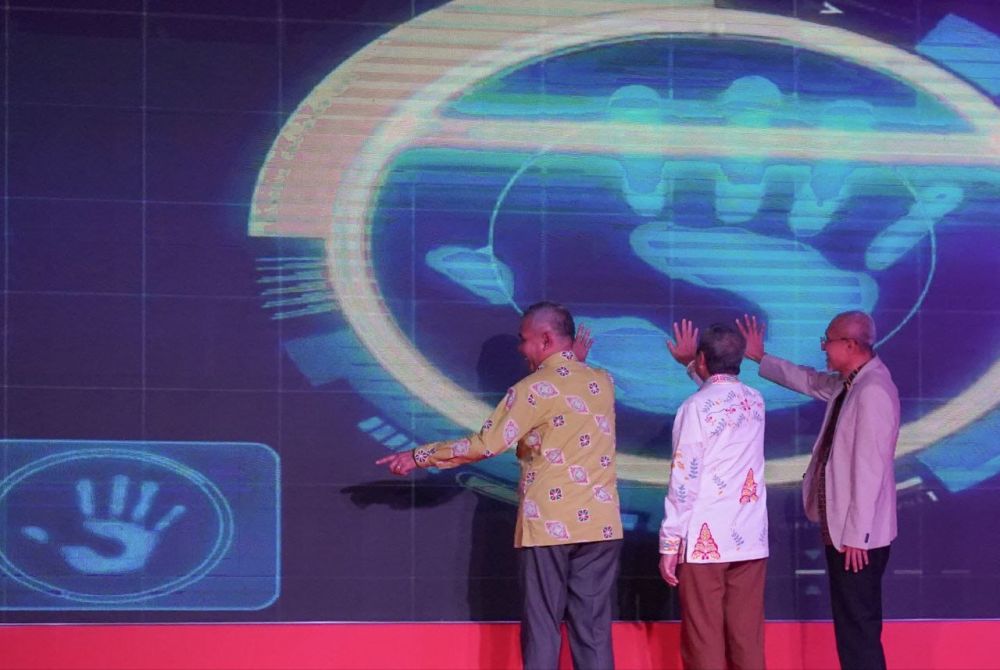 Gubernur Riau, Syamsuar saat peluncuran Program Pendidikan Riau Unggul berbasis AI.(foto: mcr)