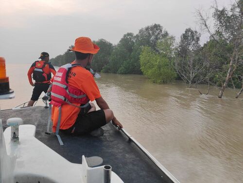 Tim SAR memasuki hari ketiga pencarian nelayan Tarmisi yang hilang usai diterkam buaya. (Foto: Media Center Riau)