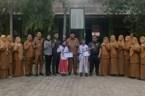 Dua siswa SDN 006 Pangkalankerinci berhasil menyabet dua medali emas atas nama Talita Quin dan Raziq di kelas Pomse dan Kyorugi. (Foto: Andi Indrayanto)