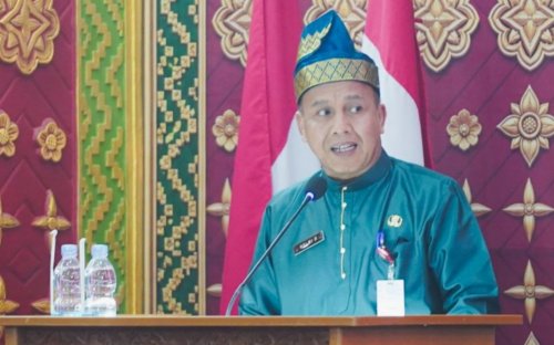Asisten II Setdaprov Riau, Helmi dalam rapat paripurna dan syukuran HUT ke-27 Kabupaten Pelalawan di Gedung DPRD Pelalawan.(foto: mcr)