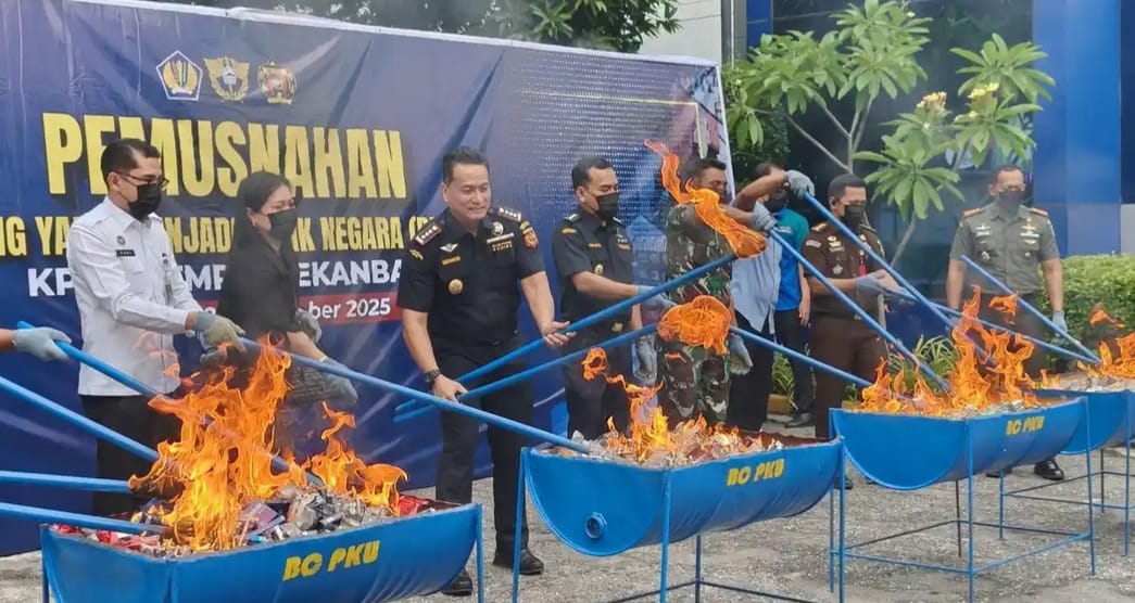 Bea Cukai Pekanbaru memusnahkan berbagai barang ilegal hasil penindakan yang telah berstatus Barang Menjadi Milik Negara pada Selasa (25/11/2025). Foto tribunpekanbaru
