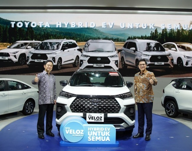 Presiden Direktur PT Toyota-Astra Motor (TAM) Takuya Yokohama (kiri) dan Vice President Director TAM Henry Tanoto (kanan) berfoto di booth Toyota pada ajang Indonesia International Motor Show (IIMS) 2026 di JIExpo Kemayoran, Jakarta, Kamis (5/2).