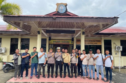 Kapolsek Bangko bersama insan pers Rohil.(foto: afrizal/halloriau.com)