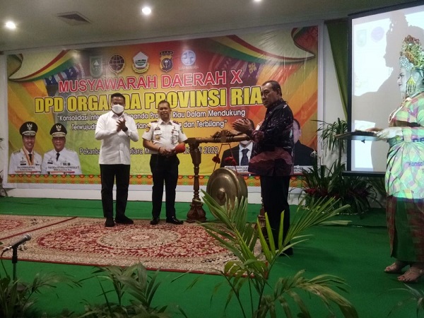 Kadishub Provinsi Riau Andi Yanto pada saat pemukulan gong dalam peresmian Musda X Organda Tahun 2022 di Hotel Mutiara Merdeka, Selasa (26/07/2022)