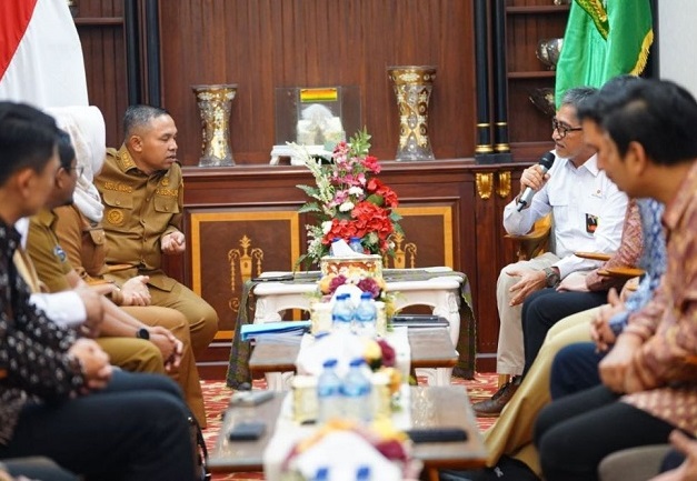 Kepala Perwakilan SKK Migas Wilayah Sumatera Bagian Utara, CW Wicaksono, melakukan kunjungan resmi ke kediaman Gubernur Riau, Abdul Wahid, pada Selasa (29/4/2025). 