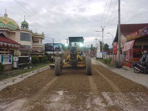 Dinas PUPR-PKPP percepat perbaikan jalan Taluk Kuantan-Cerenti. (Foto: Sri Wahyuni)