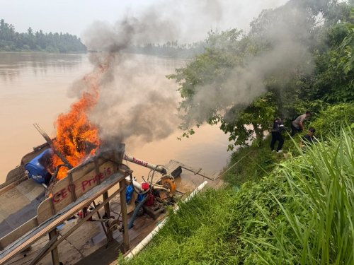 Rakit PETI bertuliskan “CEO Perintis” dibakar polisi di Sungai Kuantan (foto/int)