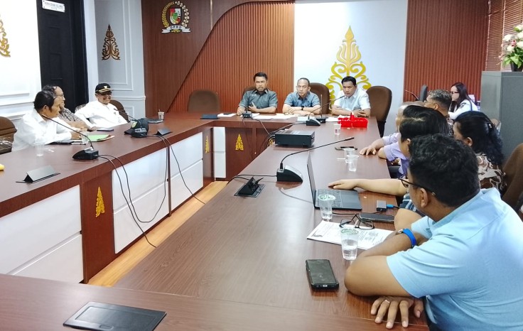 Masyarakat Kelurahan Sidomulyo Timur datangi Komisi I sampaikan keluhan soal keberadaan Sekolah IT Tahfizh Al-Fatih (foto/Mimi)