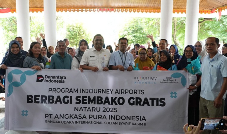 Bandara SSK II Pekanbaru menyalurkan ratusan paket sembako (foto/yuni)