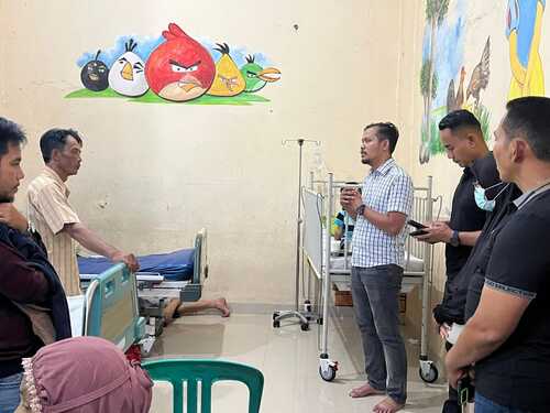 SPPG Kembang saat menyampaikan permohonan maaf atas kasus dugaan keracunan makanan Program Makan Bergizi Gratis. (Foto: Ayendra)