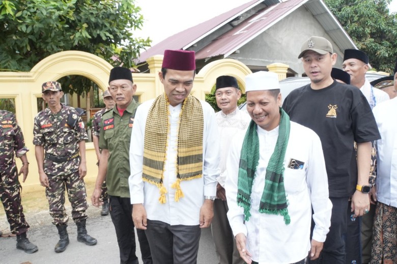 Wabup Kuansing, Muklisin mendampingi UAS saat safari dakwah di Hulu Teso (foto/ultra)