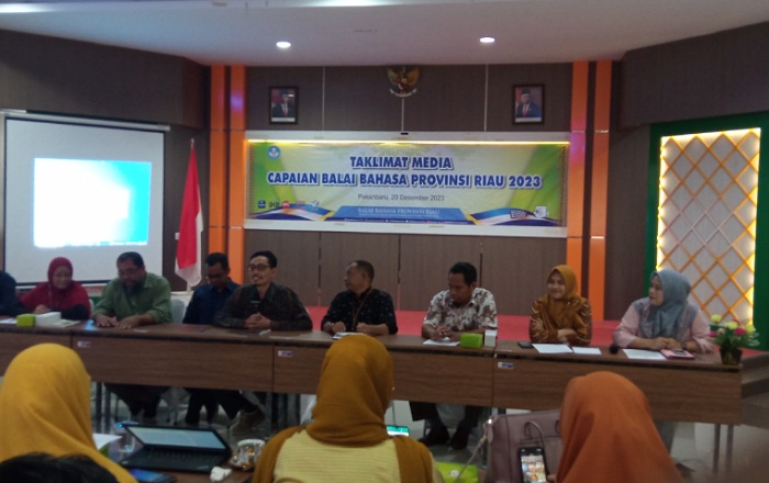Kepala BBPR, Toha Macshum bersama jajaran saat kegiatan taklimat media.(foto: barkah/halloriau.com)