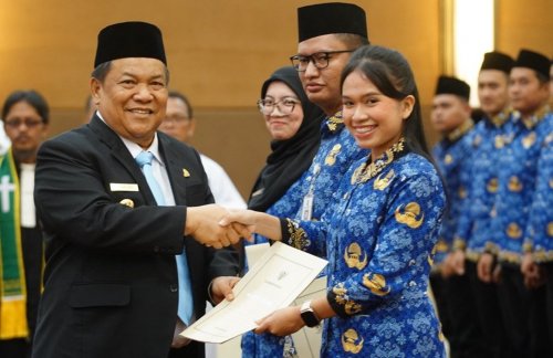 Plt Gubernur Riau, SF Hariyanto saat melantik ratusan ASN Pemprov Riau.(foto: mcr)