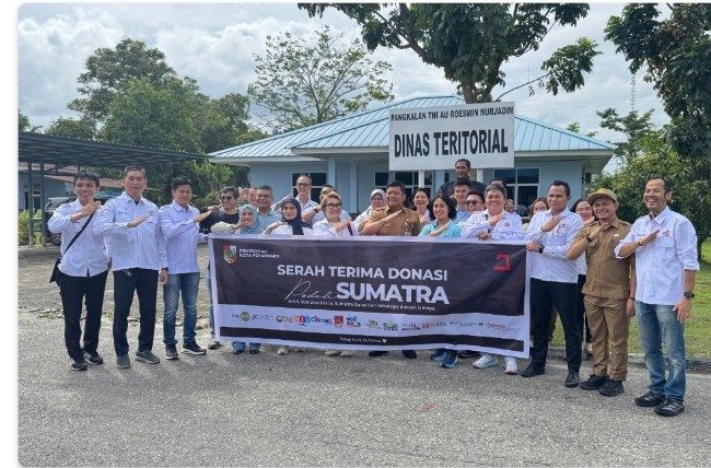 Foto bersama usai menyerahkan bantuan. Foto Ist