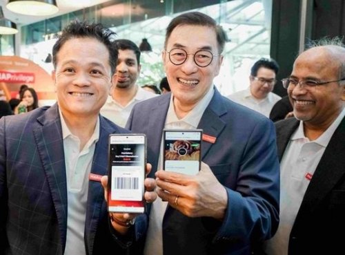Direktur Marketing Telkomsel, Lionel Chng dan Direktur MAP, Handaka Santosa.