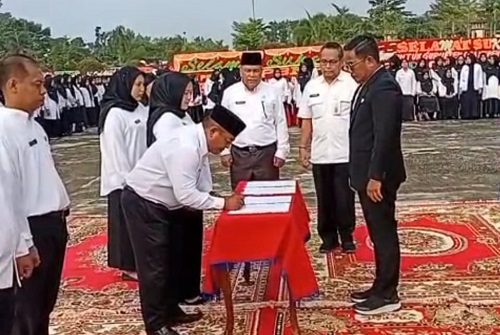 Bupati Pelalawan, Zukri melantik ribuan PPPK Paruh Waktu.(foto: andi/halloriau.com)