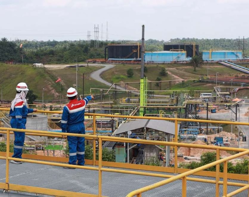 Dua pekerja Pertamina Hulu Rokan (PHR) sedang beraktivitas di Gathering Station di Minas, Riau. PHR menjalankan beragam strategi untuk menjaga dan meningkatkan produksi di Blok Rokan, Riau termasuk di sumur-sumur tua.