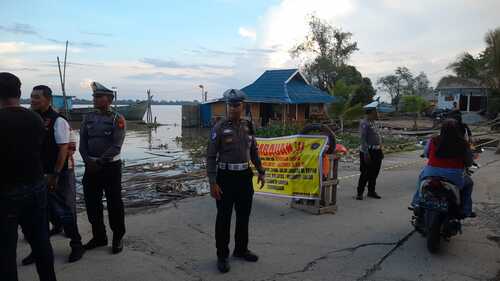 Satlantas Polres Inhil melakukan peninjauan lokasi abrasi di Parit 7 Tembilahan Barat. (Foto: Ayendra)