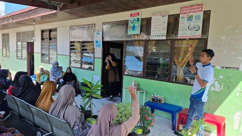 Petugas BPJS Kesehatan Cabang Dumai saat memberikan sosialisasi Program JKN kepada warga Desa Ujung Tanjung, Kecamatan Tanah Putih, Rokan Hilir. (Foto: Bambang)