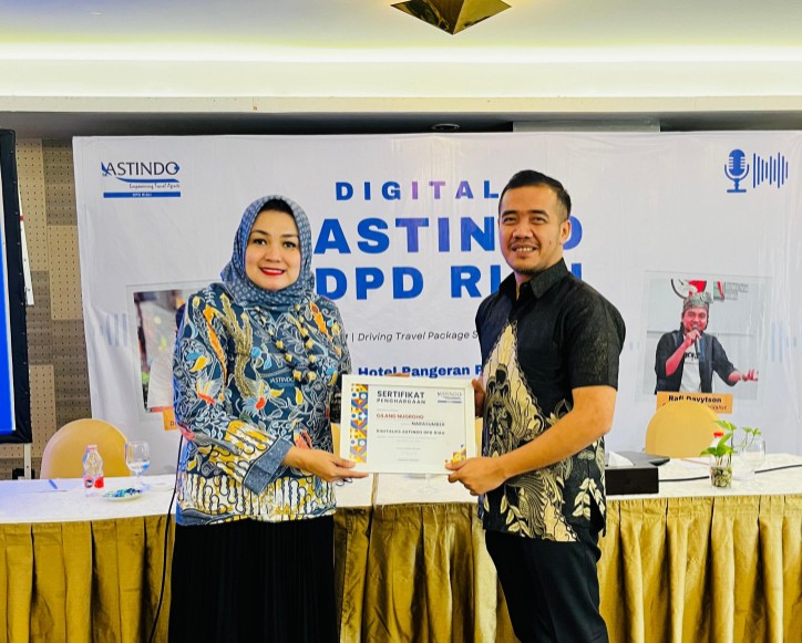 Ketua Astindo DPD Riau, Harpina Dian Sari menyerahkan plakat ke narasumber Digitalk (foto/ist)