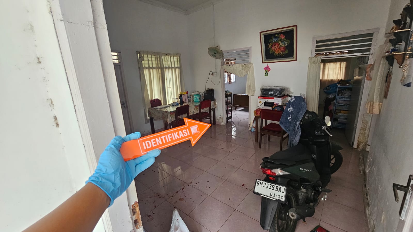 Personel Satreskrim Polres Dumai melakukan identifikasi dan olah TKP di rumah korban pembunuhan guru SD swasta di Dumai (foto/bambang)