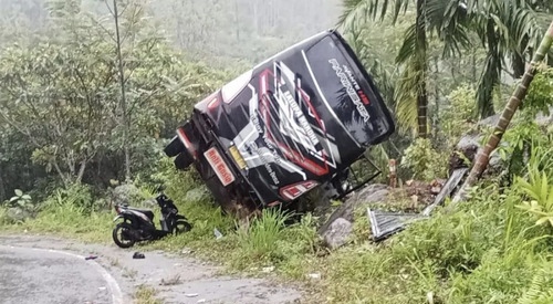 Bus Pariwisata tujuan Palembang mengalami kecelakaan tunggal di jalan lintas alternatif Kota Bukittinggi - Kota Padang, Sumatera Barat. (Foto: Antara/Al Fatah)