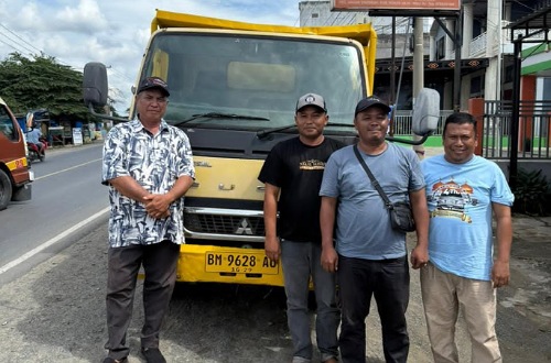 Dump truk pribadi milik Bupati Rohil, Bistamam dipinjamkan ke UPT DLH Bagan Batu.(foto: afrizal/halloriau.com)