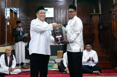 Plt Gubernur Riau, SF Hariyanto salurkan bantuan dalam kegiatan Safari Ramadan di Rohul.(foto: mcr)