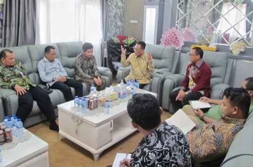 Bupati Rohil, Bistamam menginstruksikan direksi PT SPRH lakukan RUPS dan audit.(foto: afrizal/halloriau.com)