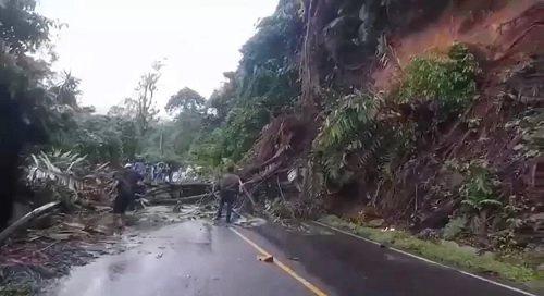 Material longsor timbun badan jalan di Nagari Koto Alam, memutus akses Jalan Lintas Sumbar-Riau.(foto: padek.jawapos.com)