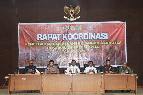 Kapolres AKBP Afrizal dan Pemkab Pelalawan rapat koordinasi pencegahan dan penanggulangan Karhutla 2025 (foto/Andy)