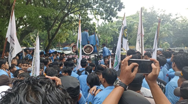 Diguyur hujan, ratusan mahasiswa Unri tetap aksi di DPRD Riau (foto/Fitri)