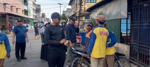 Wabup Rohil, Jhony Charles memimpin goro massal 600 petugas DLH untuk membersihkan parit dan drainase di Bagansiapiapi. (Foto: Afrizal)