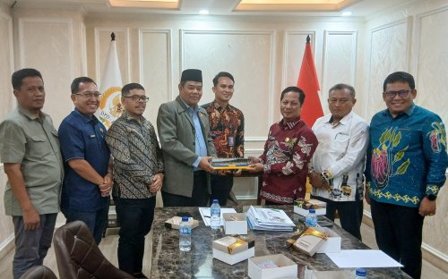 Plt Bupati Kuansing, H Muklisin, secara langsung menemui sejumlah Anggota DPD RI asal daerah pemilihan Riau di Gedung DPR RI, Senayan.(foto: ultra/halloriau.com)