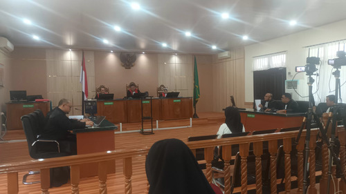 Terdakwa perkara korupsi pemotongan pencairan APBD Kota Pekanbaru 2023 Novin Karmila saat menjalani sidang dengan agenda duplik di Pengadilan Negeri Pekanbaru, Rabu (3/9/2025). (Foto: HENDRAWAN KARIMAN/RIAU POS)