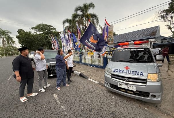 NasDem Riau salurkan bantuan untuk warga terdampak bencana di Sumbar (foto/riki)