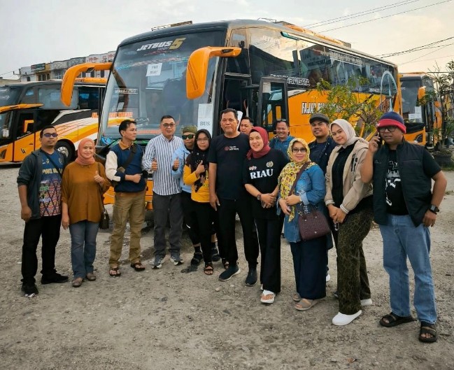 Ketua PWI Riau, Raja Isyam Azwar, secara resmi melepas keberangkatan rombongan wartawan PWI Riau yang akan menghadiri peringatan HPN 2026 di Serang, Provinsi Banten, Jumat (6/2/2026). 