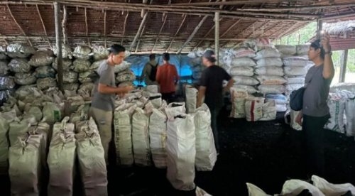 Ratusan karung arang kayu bakau ilegal diamankan polisi di Kabupaten Meranti.(foto: int)