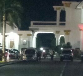 KPK membawa sejumlah barang bukti kardus dan koper
