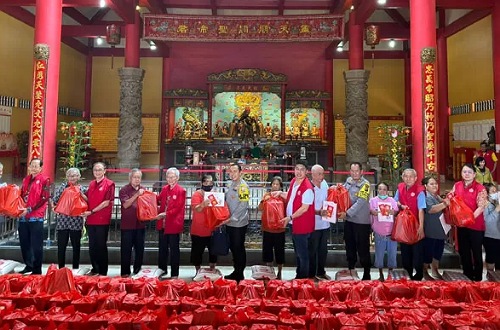 Momen penyaluran 6.400 paket sembako Baksos Imlek 2575.(foto: istimewa)