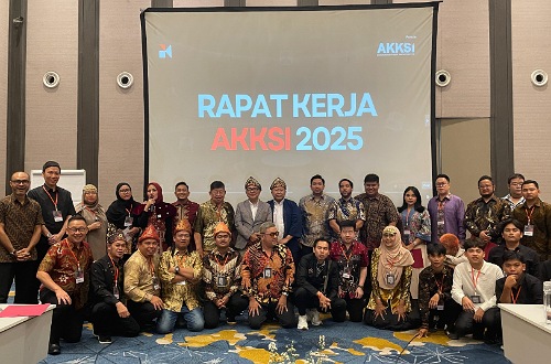 Para peserta Raker AKKSI 2025 bersama Andesma Candra Ketua DPW AKKSI Riau.(foto: istimewa)