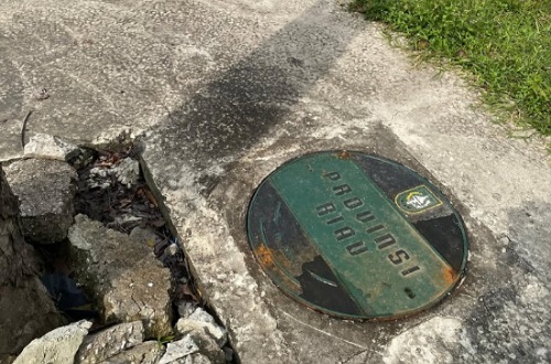 Dinas PUPR -PKPP Riau pasang lagi penutup drainase depan RCH dan dilas permanen.(foto: tata/hallloriau.com)