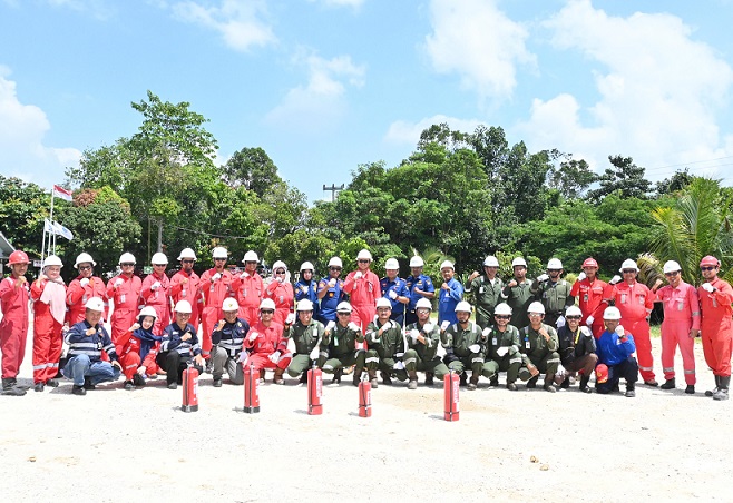 Manajemen EMP Bentu Limited beserta mitra kerja melakukan pelatihan pemadam kebakaran bersama Disdamkar Kabupaten Pelalawan di Base Camp Lubuk Ogong, Selasa (20/5/2025).