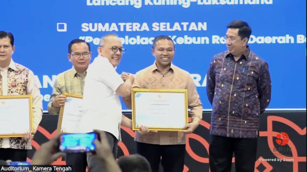 Gubernur Riau, Abdul Wahid meraih penghargaan nasional BRIN berkat inovasi energi hijau (foto/MCR)
